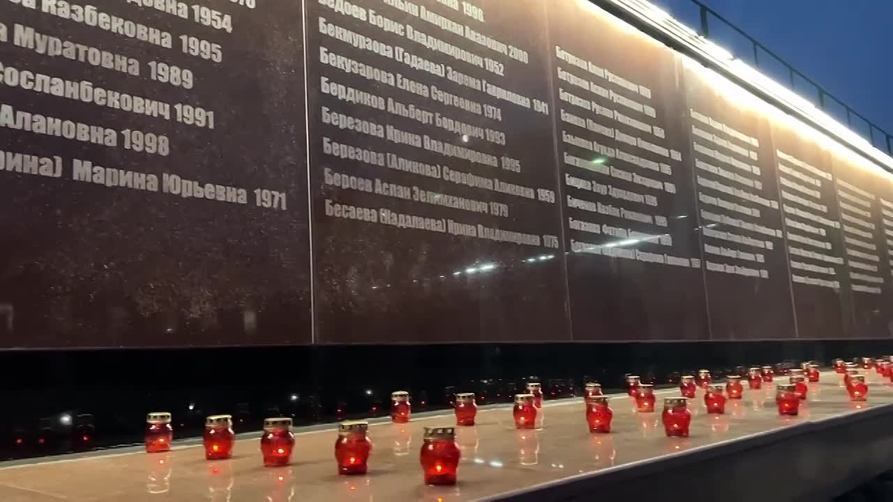 Во дворе школы в Беслане зажигаются свечи в память о погибших
