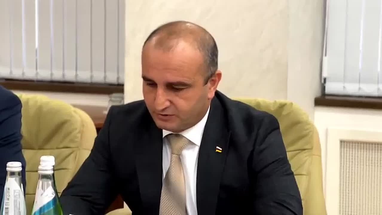 В Цхинвале проходит совещание президента Алана Гаглоева с руководителями силового блока республики
