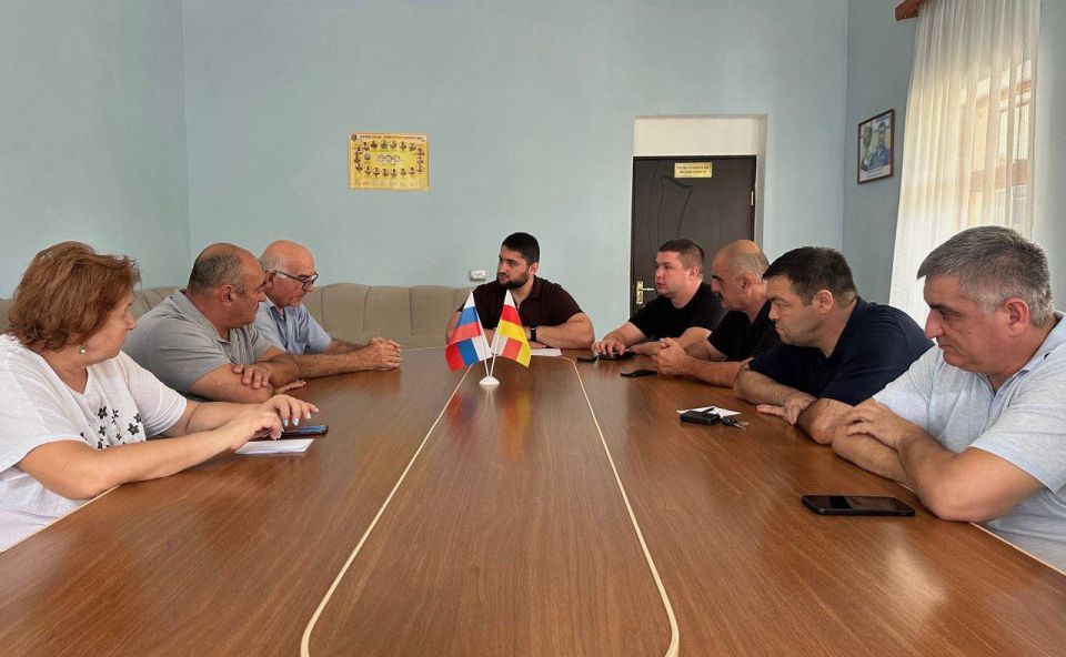 Председатель Комитета по молодежной политике и спорту Сослан Гассиев и его заместитель Андрей Оттаев встретились с директорами и завучами спортивных школ республики для обсуждения насущных проблем