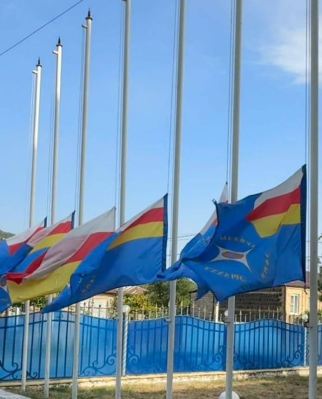 В МЧС Южной Осетии приспущены государственные флаги в память о жертвах Бесланской трагедии