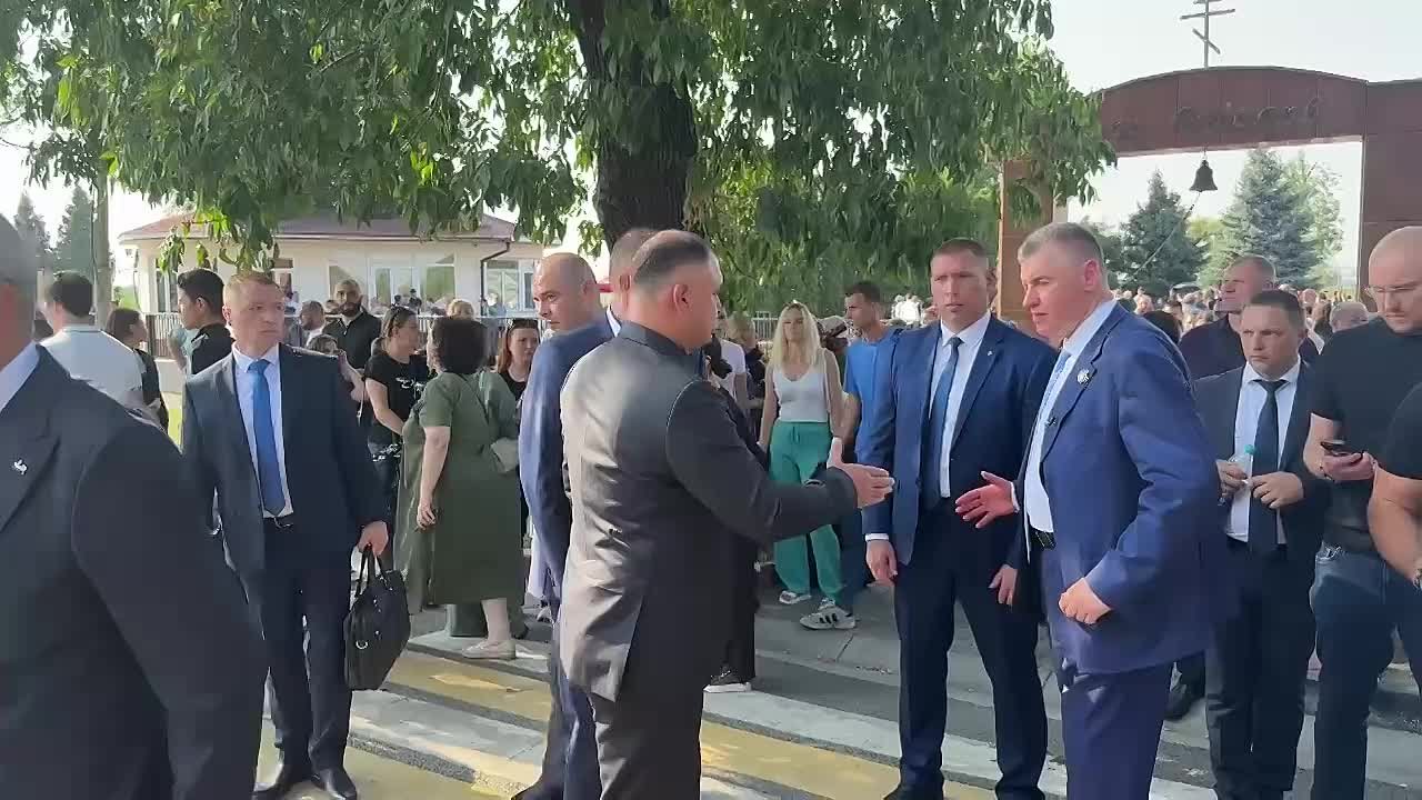 Почтить память жертв Бесланской трагедии в Северную Осетию приехал председатель Либерально-демократической партии России (ЛДПР) Леонид Слуцкий