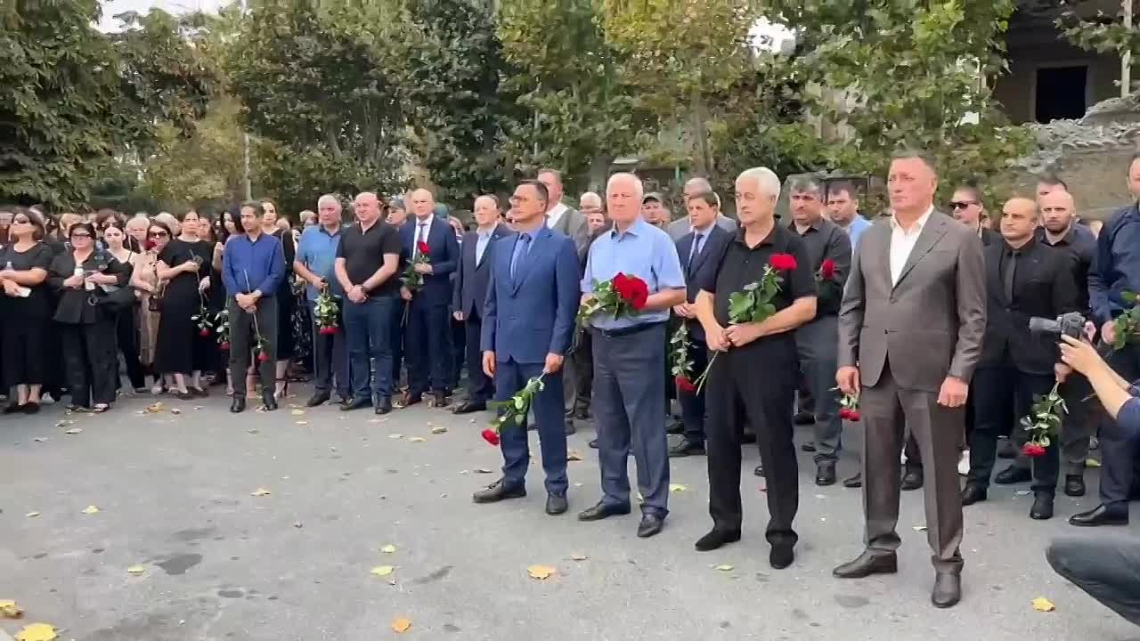 3 сентября в Цхинвале на Соборной площади у храма Рождества Пресвятой Богородицы прошла памятная акция в память о жертвах теракта в Беслане