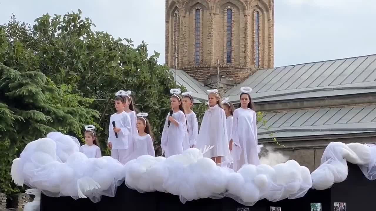 Дети в небо выпустили 334 белых шара, символизирующие память о каждом из погибших