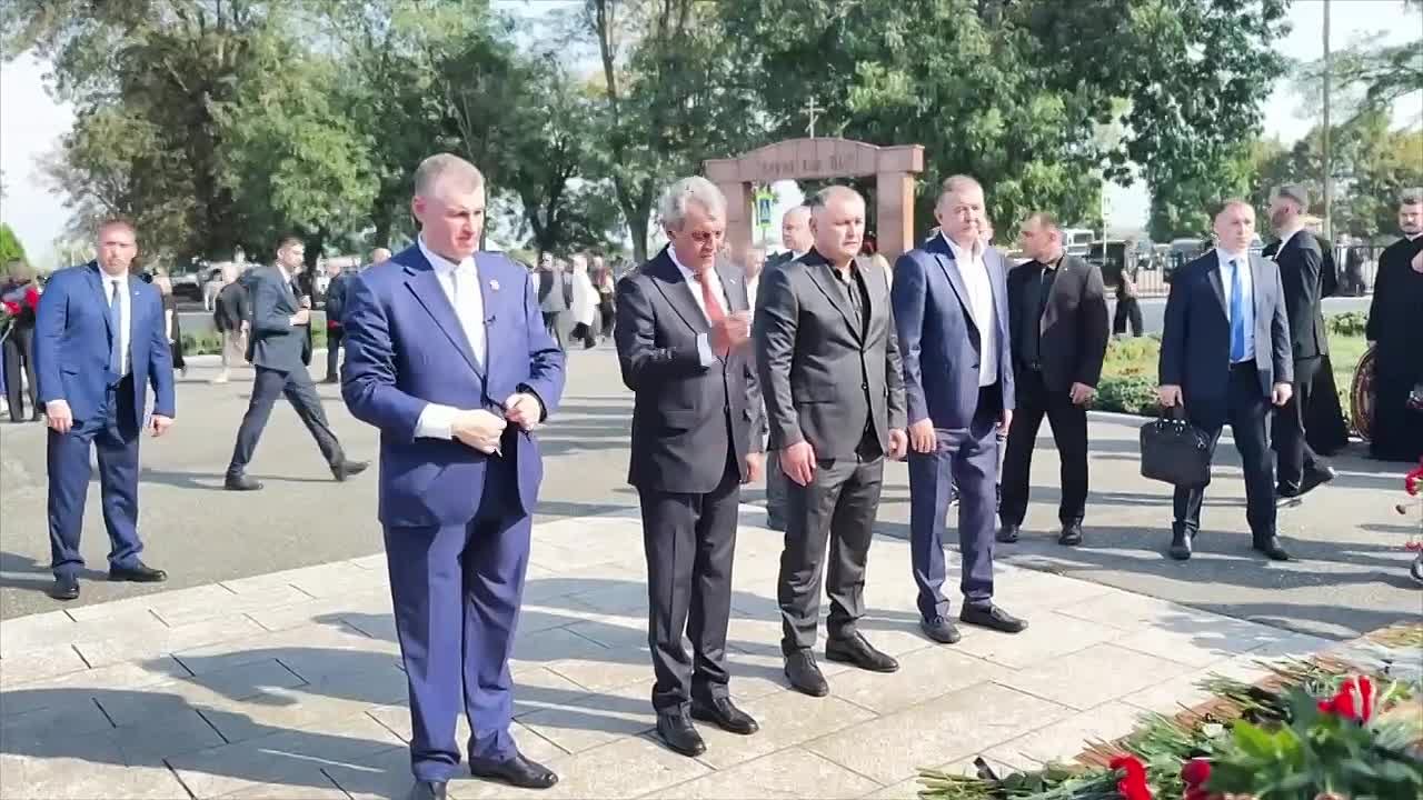Президент Южной Осетии Алан Гаглоев, глава Северной Осетии Сергей Меняйло, председатель ЛДПР Леонид Слуцкий возложили цветы к памятнику бойцов специальных подразделений ФСБ «Альфа и «Вымпел», которые отдали свои жизни для..