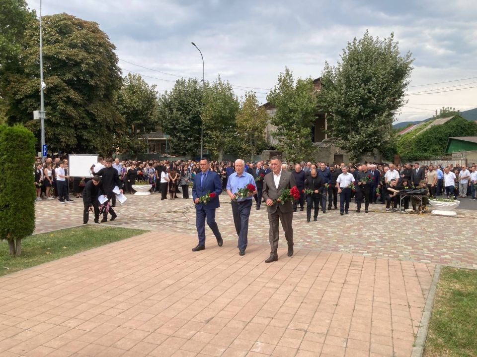 Память жертв теракта в Беслане почтили в Южной Осетии