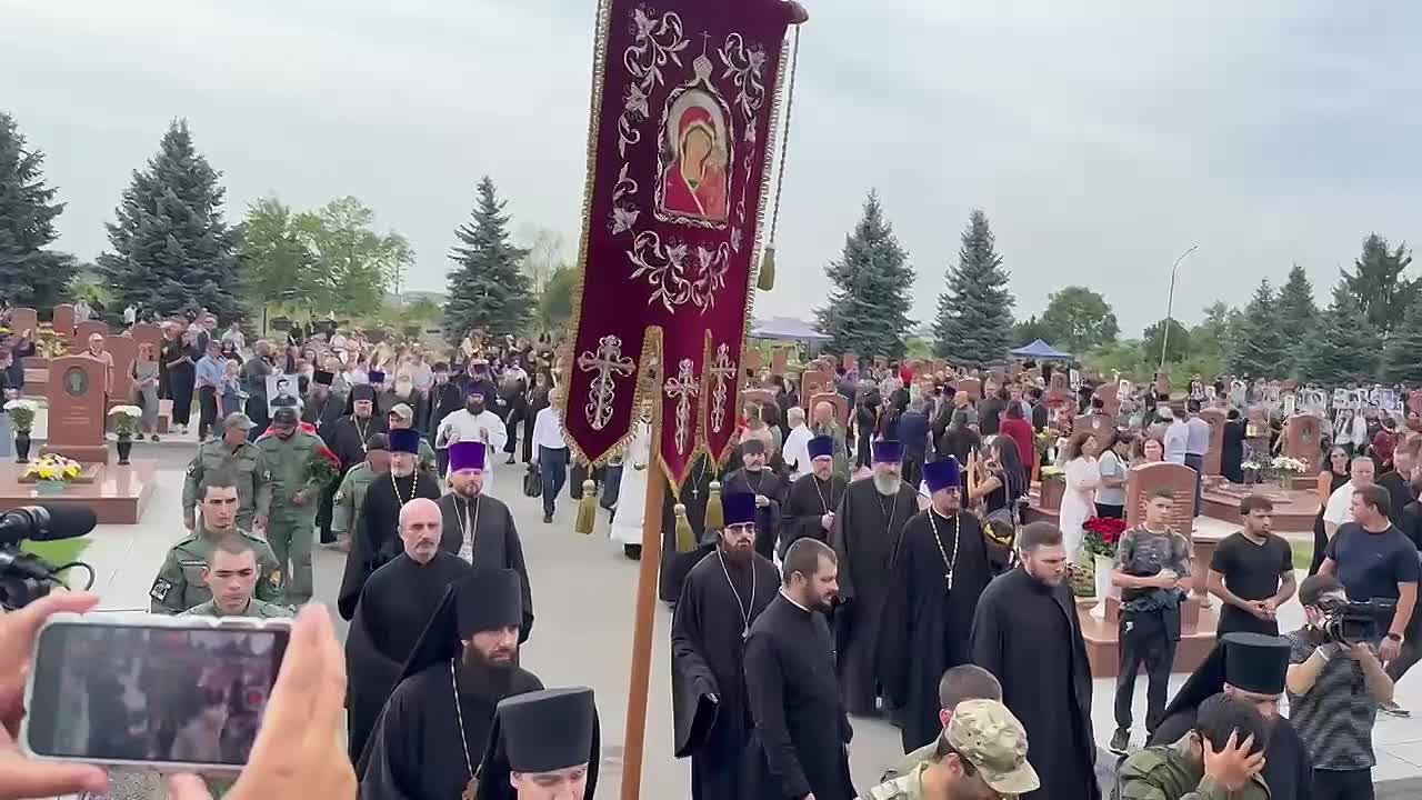 В Северной Осетии сотни людей прошли в колонне крестного хода от мемориальной школы к Городу ангелов