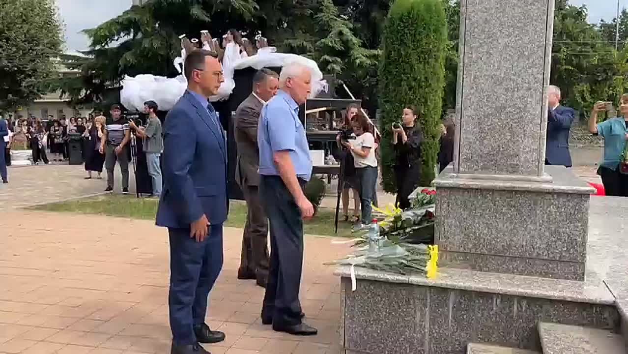 Собравшиеся возложили цветы, игрушки и воду к памятнику "Скорбящий ангел"