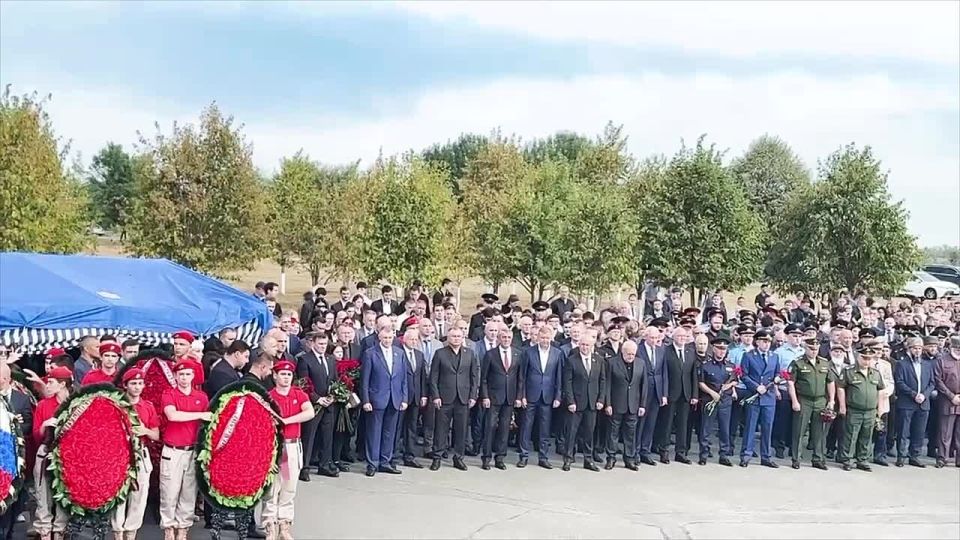 Делегация Южной Осетии во главе с президентом Аланом Гаглоевым принимает участие в траурных мероприятиях в Беслане