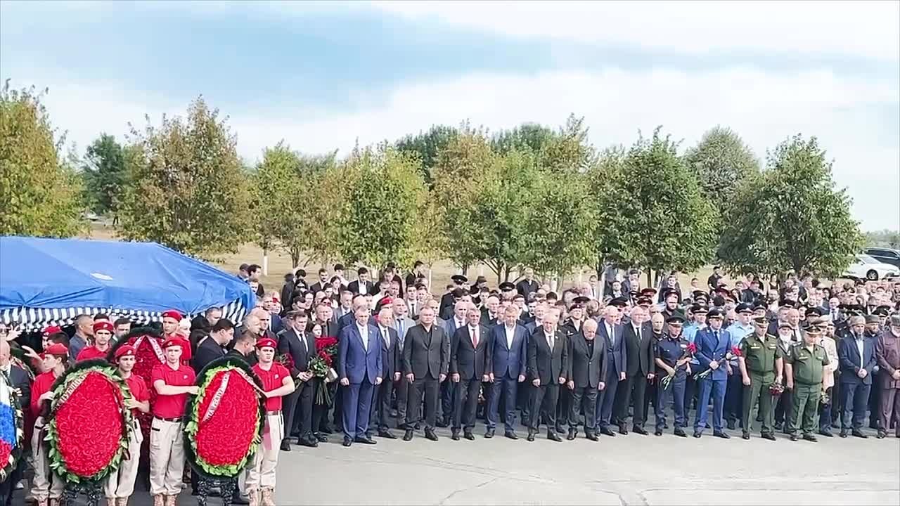 Делегация Южной Осетии во главе с президентом Аланом Гаглоевым принимает участие в траурных мероприятиях в Беслане