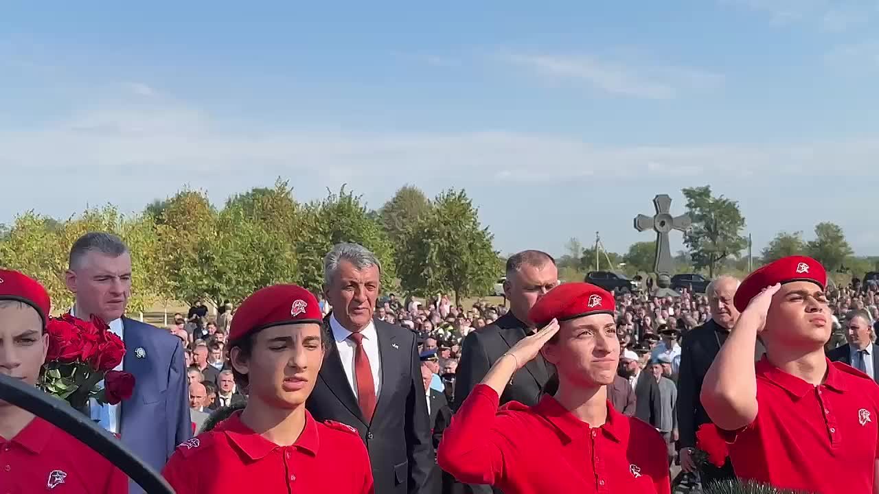 Президент Алан Гаглоев возложил цветы к монументу «Древо скорби» на мемориальном кладбище «Город ангелов» в Беслане