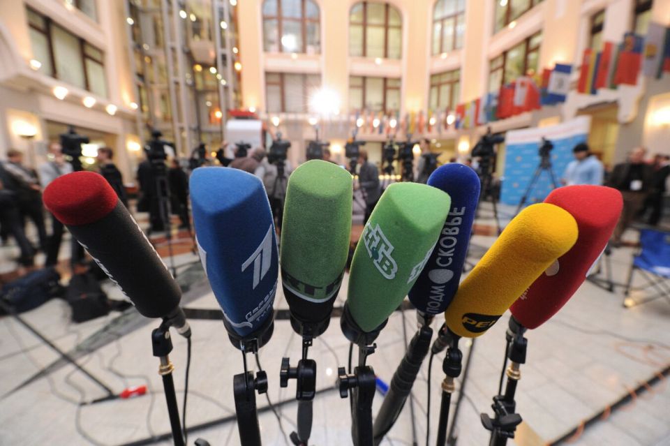 "Защита демократии" с кляпом во рту: как Sputnik и RT работают под санкциями США и Европы