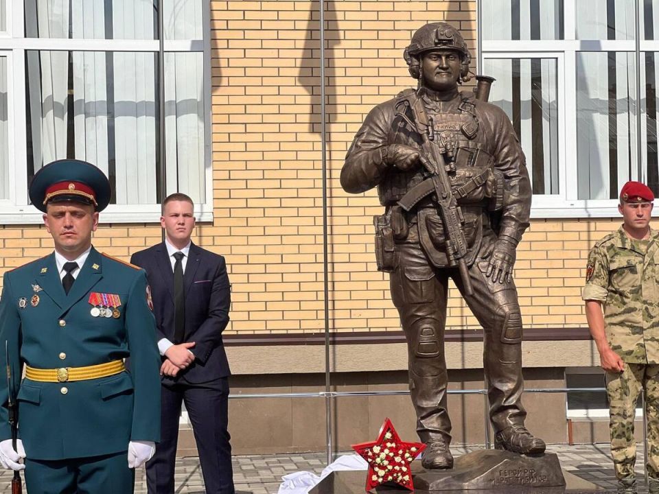 Во Владикавказе открыли памятник Герою России Марату Тибилову
