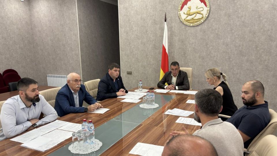 Председатель Правительства Константин Джуссоев провел заседание штаба по контролю за выполнением Инвестиционной программы содействия социально-экономическому развитию Южной Осетии на 2025 год