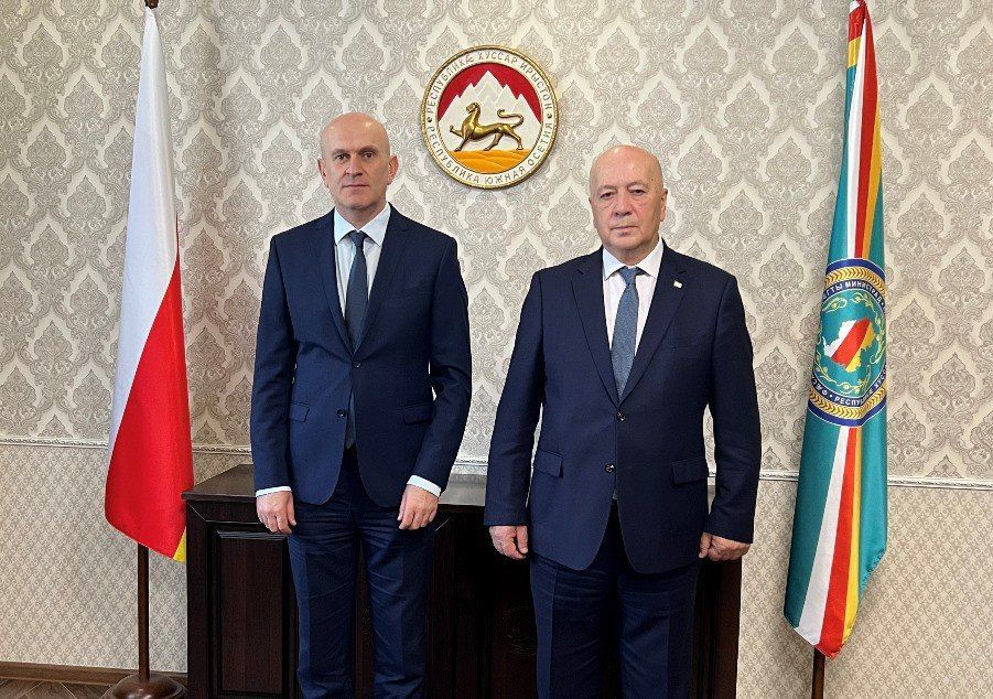 В Цхинвале обсудили актуальные вопросы развития традиционно дружественных югоосетино-абхазских отношений