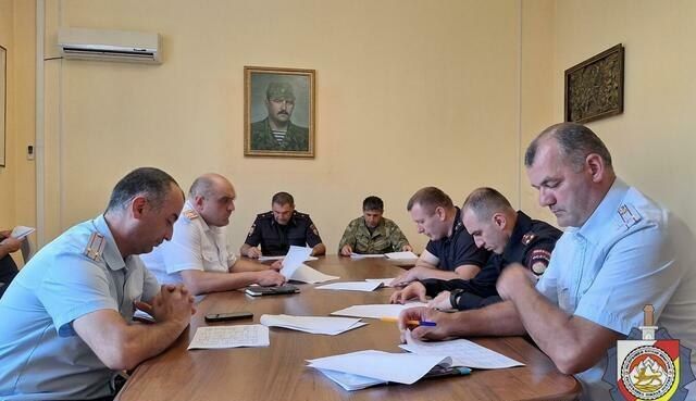 Обеспечение общественного порядка и безопасности граждан Южной Осетии в период проведения мероприятий, приуроченных началу нового учебного года, обсудили на расширенном совещании замминистра внутренних дел Геннадия Лалиева с..