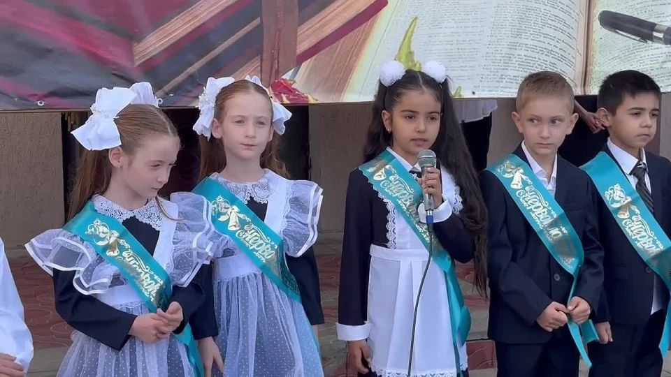 В цхинвальской школе №5 им. Хаджи-Умара Мамсурова сегодня прозвенел первый звонок, знаменуя начало нового учебного года