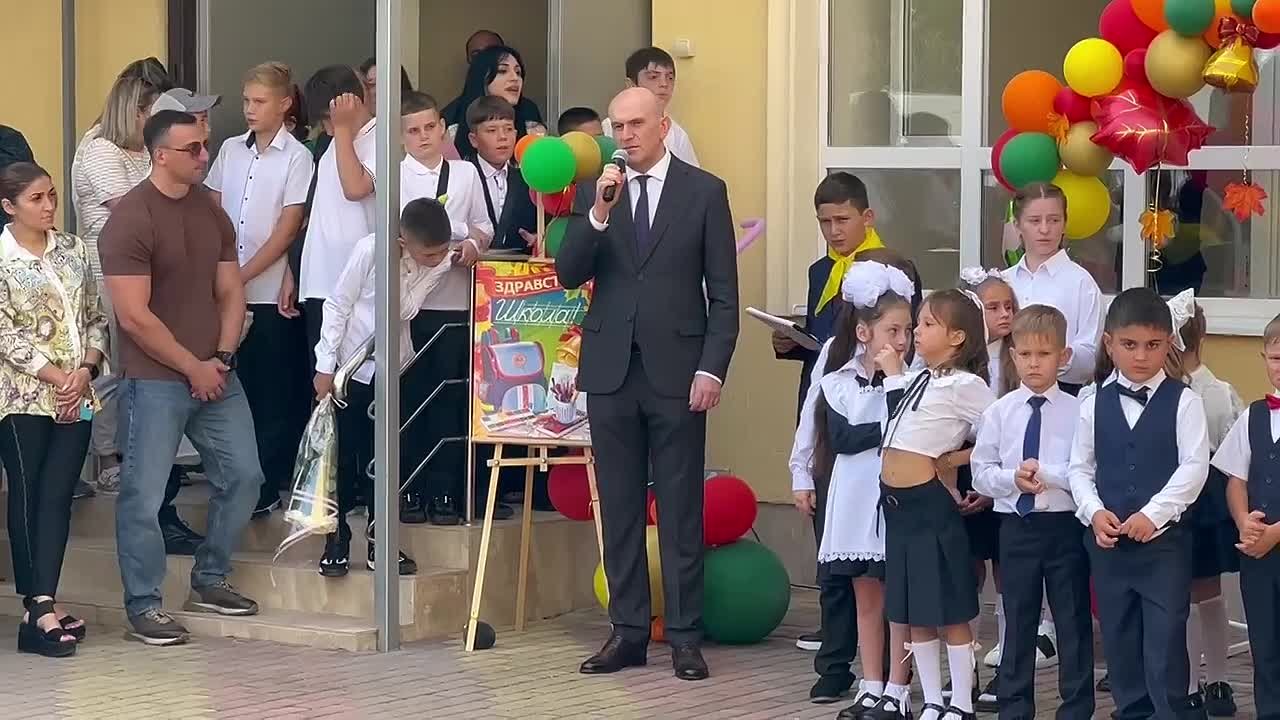 В Цхинвальской третьей школе прошла торжественная линейка
