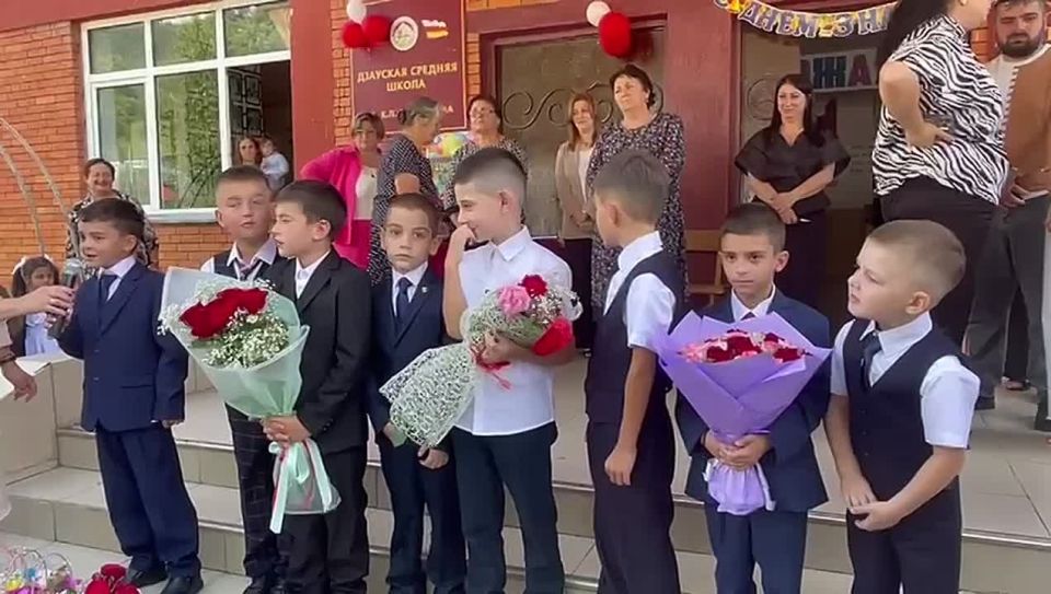 Около 30 первоклассников в Дзауском районе переступили порог школ