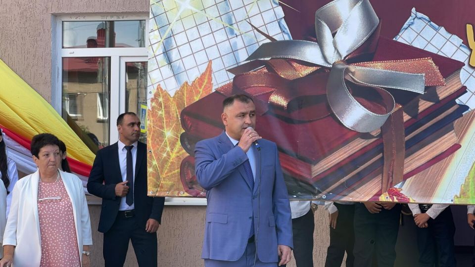 Знания – мощный инструмент: Гаглоев поздравил школьников и учителей с началом учебы