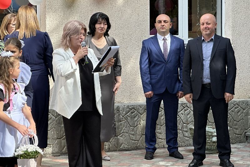 Константин Джиоев посетил торжественную линейку в Цхинвальской школе №9