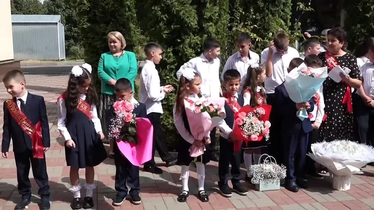 Константин Джуссоев посетил торжественную линейку в школе № 11