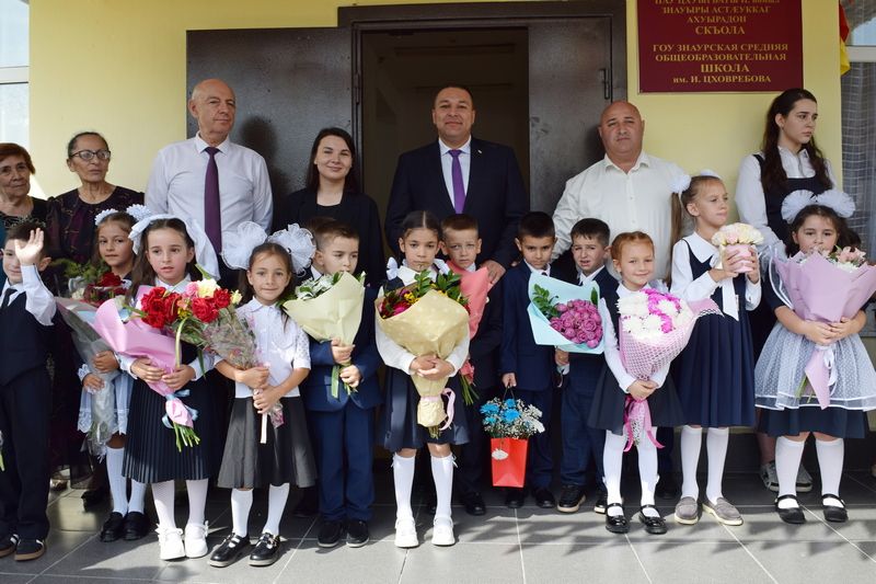 Алан Тибилов посетил торжественную линейку в Знаурской средней школе