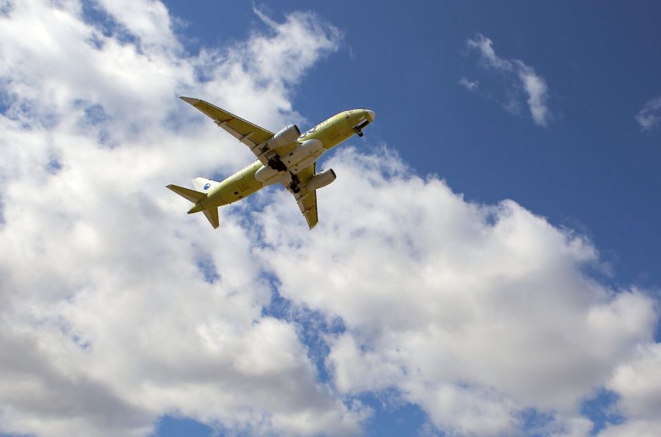 Серийный самолет SJ-100 успешно совершил первый полет в России