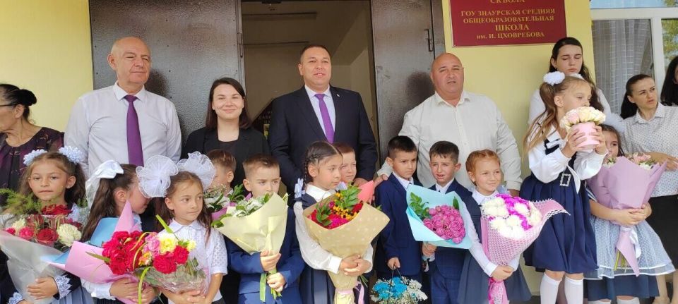 В Знаурской школе первоклашек чествовал руководитель администрации президента Алан Тибилов