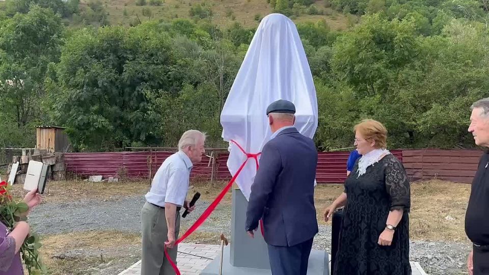 В Квайсе торжественно открыли бюст Доментия Хугаева - полного кавалера Георгиевского креста, участника русско-японской, Первой мировой и Гражданской войн