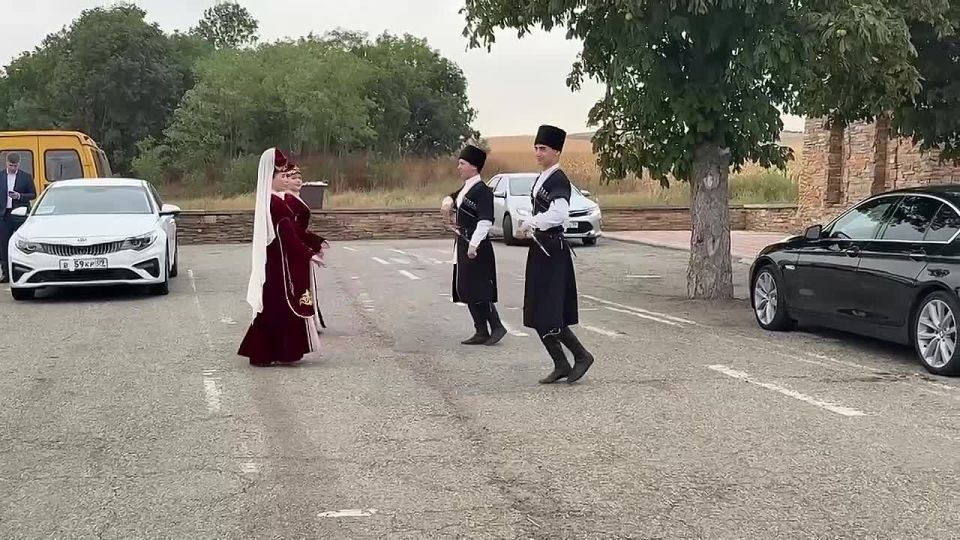 Делегация Южной Осетии во главе с президентом Аланом Гаглоевым прибыла в Карачаево-Черкесию, чтобы принять участие в праздничных мероприятиях, посвящённых 200-летию со дня основания города Черкесска