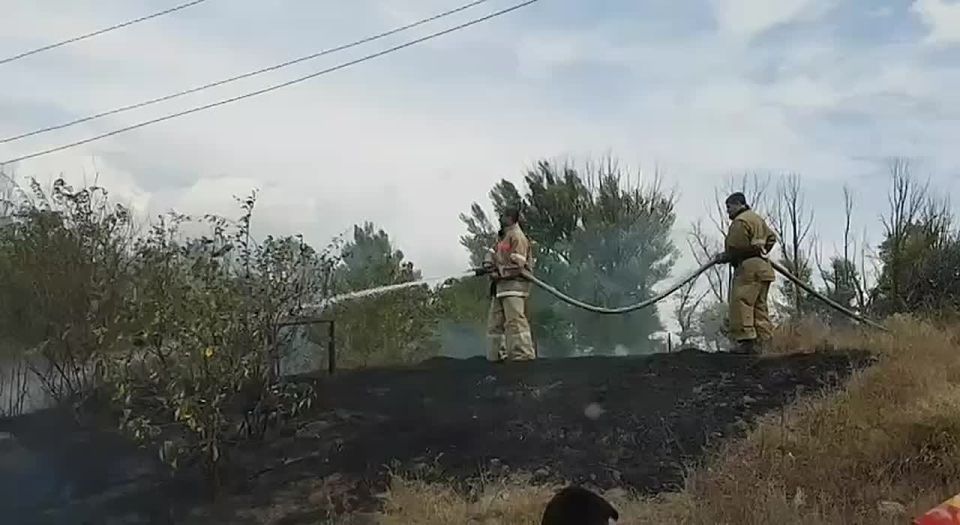 Боевой расчет 1-й пожарно-спасательной части МЧС Южной Осетии ликвидировал возгорание сухостоя в районе ТЭК