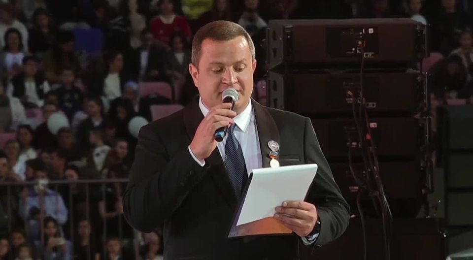 Полномочный представитель Президента Российской Федерации в Северо-Кавказском федеральном округе Юрий Чайка посетил праздничный концерт, посвященный 200-летию города Черкесска