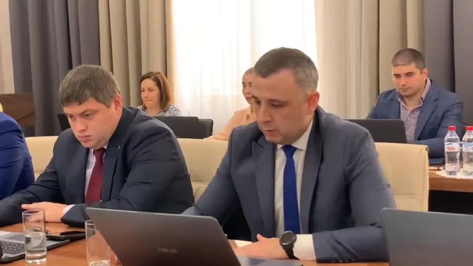 В Южной Осетии корректируются должностные оклады для ряда государственных должностей