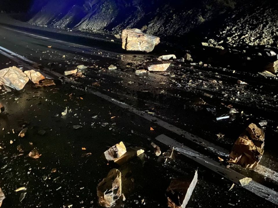 На автотрассе в районе села Багиата Дзауского района зафиксирован камнепад