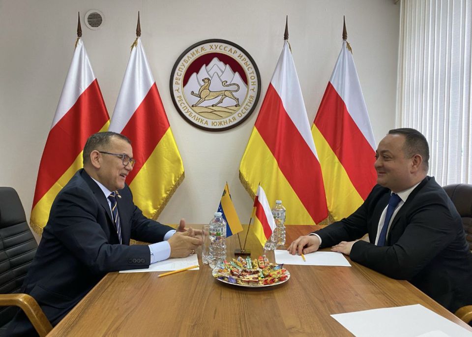 Посол Южной Осетии в России Знаур Гассиев адресовал Послу Боливарианской Республики Венесуэла в России Хесусу Рафаэлю Саласару Веласкесу слова приветствия по случаю 16-ой годовщины признания независимости Южной Осетии..