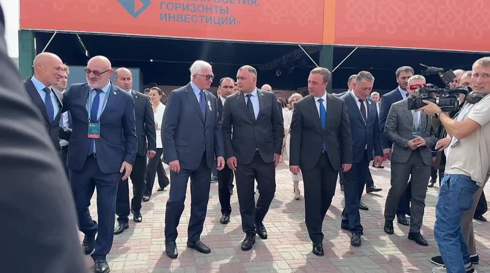 Президент Алан Гаглоев вместе с Александром Шохиным прибыл на l Международный экономический форум, где вскоре состоится торжественное открытие