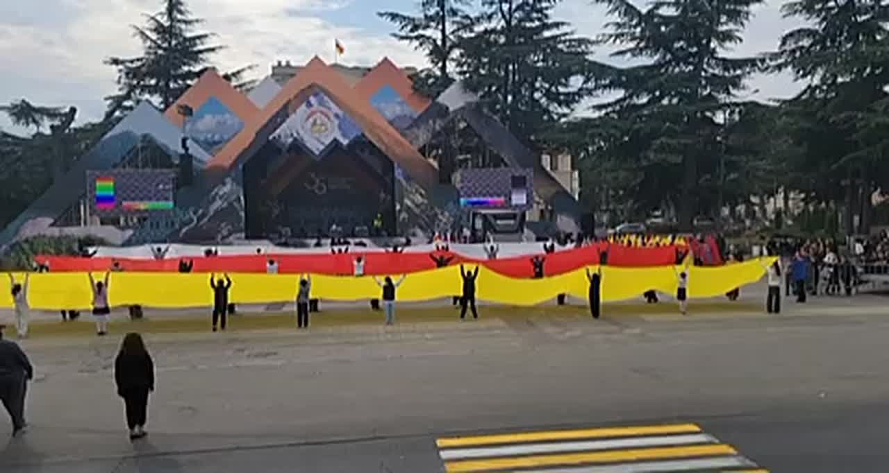 На Театральной площади Цхинвала проходит подготовка флеш-моба ко Дню государственного флага Южной Осетии