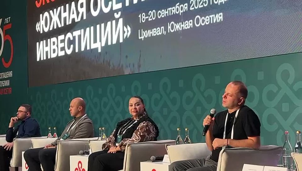 Югоосетинский дизайнер, Заслуженный художник РЮО Хох Бекоев во время выступления на первой панельной сессии, посвященной успеху молодых предпринимателей в рамках Международного экономического форума, рассказал о создании..