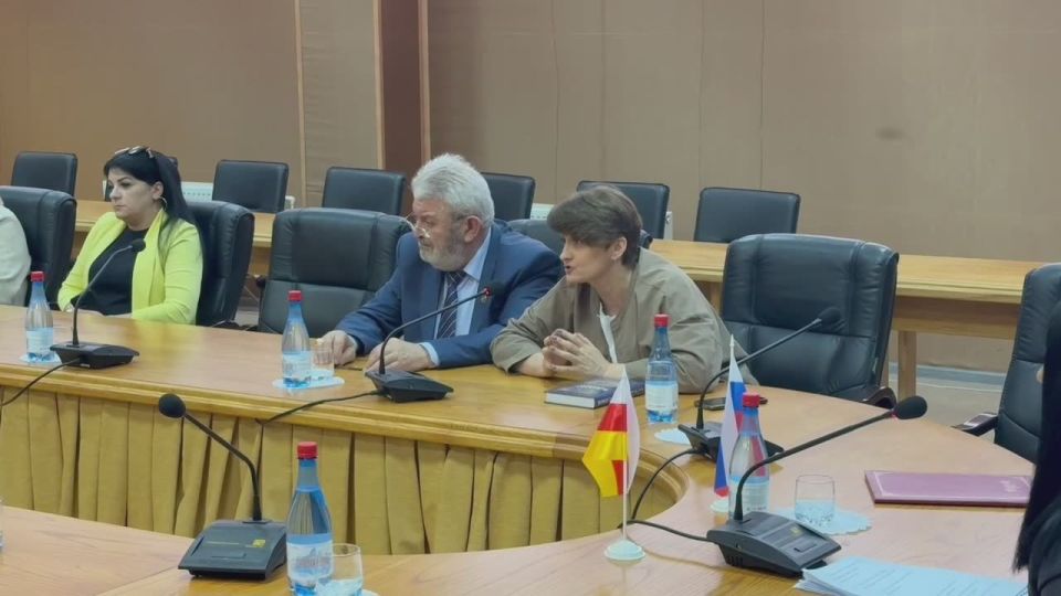 В Цхинвале состоялся круглый стол, приуроченный ко Дню государственного флага Южной Осетии и 35-летию республики