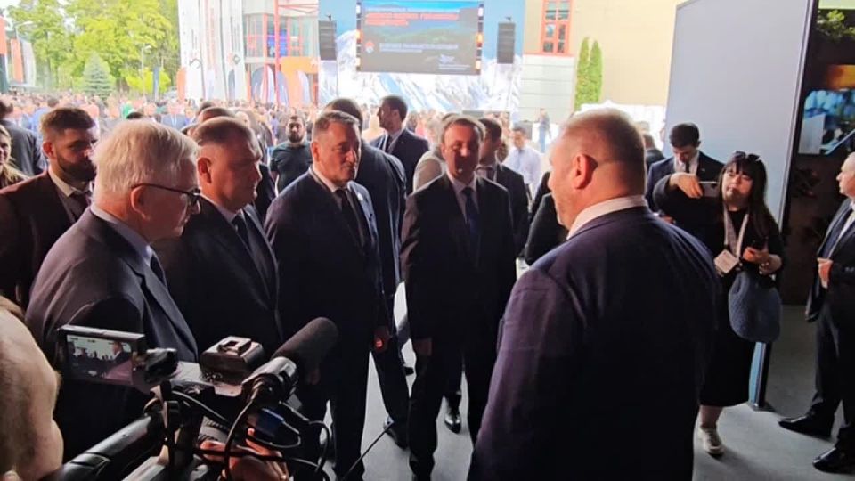 Президент Алан Гаглоев с участниками I Международного экономического форума ознакомился с экспозицией