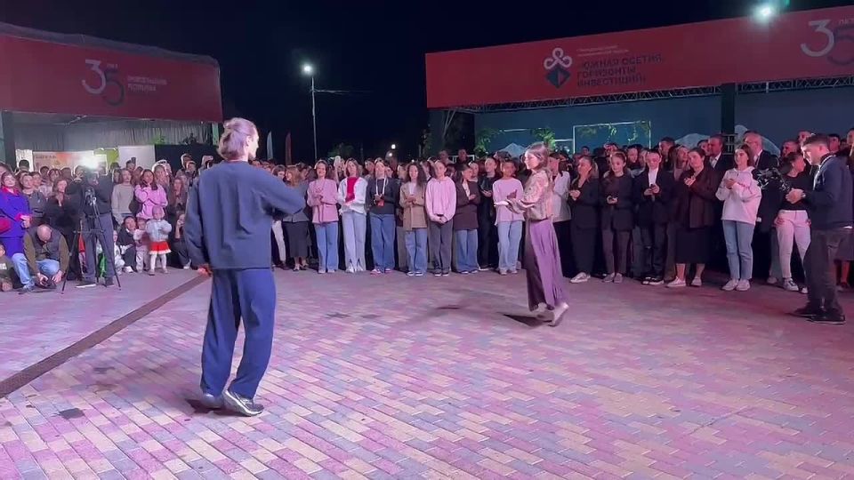 В рамках культурной программы I МЭФ проходит Ирон хъазт с участием Ragon Bal — музыкального коллектива из Владикавказа, а также хореографических коллективов Южной Осетии