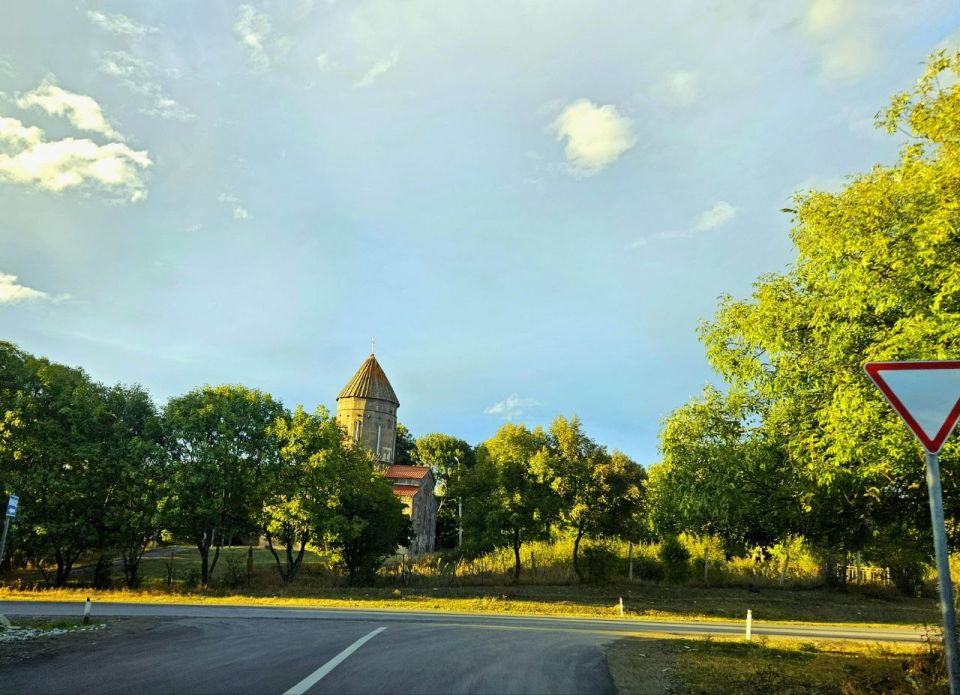 Доброе утро, друзья!. Сегодня в Осетии синоптики прогнозируют днем солнечную погоду, а ближе к вечеру дождь