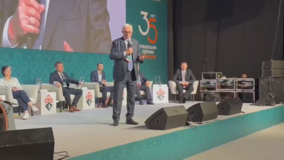 Обращаясь к участникам сессии, Шохин отметил, что в современном мире, где технологии стремительно развиваются, важно не только успевать за изменениями, но и активно участвовать в формировании будущего