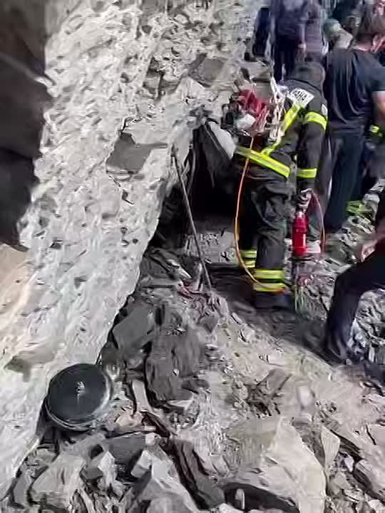 Скальные породы обрушились на бульдозер в Цумадинском районе Дагестана