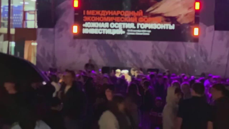 Атмосфера в Цхинвале. Несмотря на проливной дождь праздник продолжается
