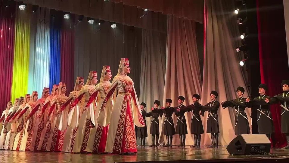 В Цхинвале проходит праздничный концерт "Мост дружбы" с участием Государственных ансамблей песни и танца Южной Осетии «Симд» и Адыгеи «Исламей»