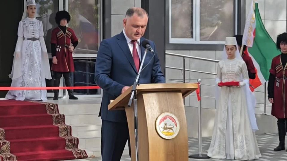 Уверен, что в школе будут рождаться юные таланты, зажигаться новые звёзды осетинской хореографии, которые прославят Осетию далеко за её пределами