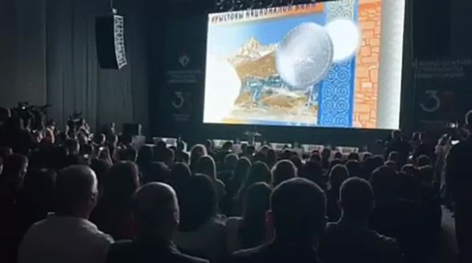 На полях I международного экономического форума проходит презентация первой банкноты Национального банка Республики Южная Осетия «Коста Хетагуров» номиналом 100 заринов