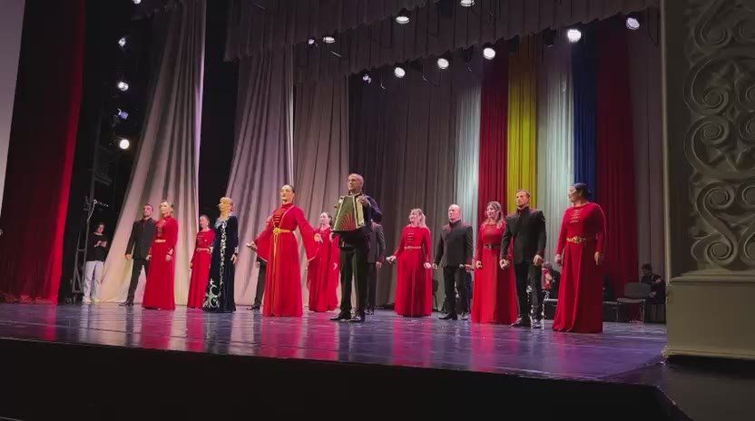 На сцене выступает государственный ансамбль народной песни и танца Алыгеи "Исламей"
