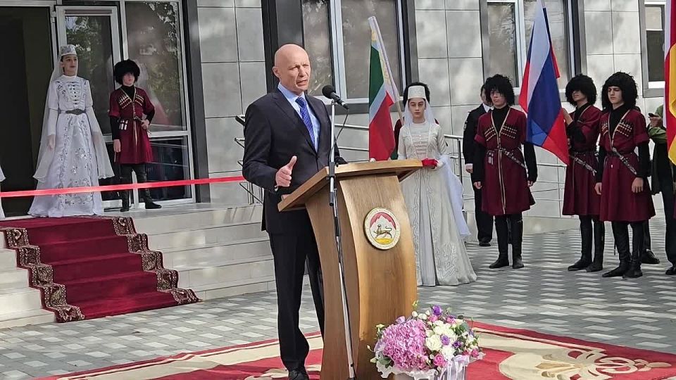 "Спасибо Чеченской Республике за строительство храма культуры", сказал посол РФ в РЮО Марат Кулахметов на торжественном открытии школы искусств в Цхинвале